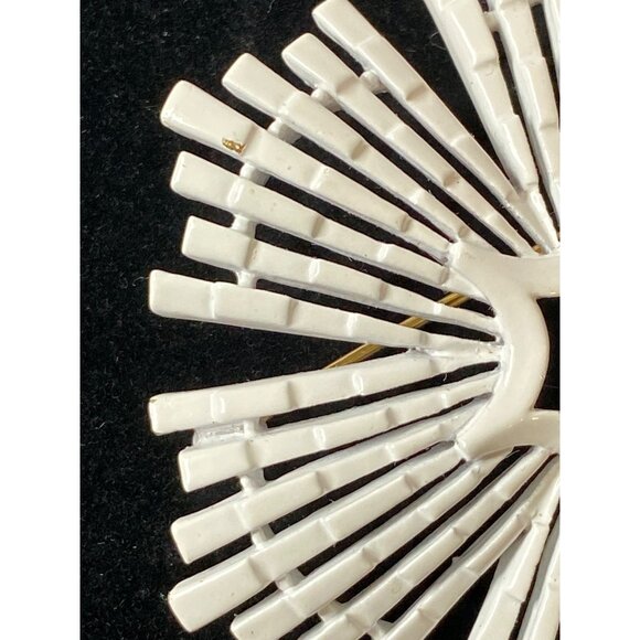 Vintage Crown Trifari White Starburst Brooch Pin J0200 - Picture 2 of 12